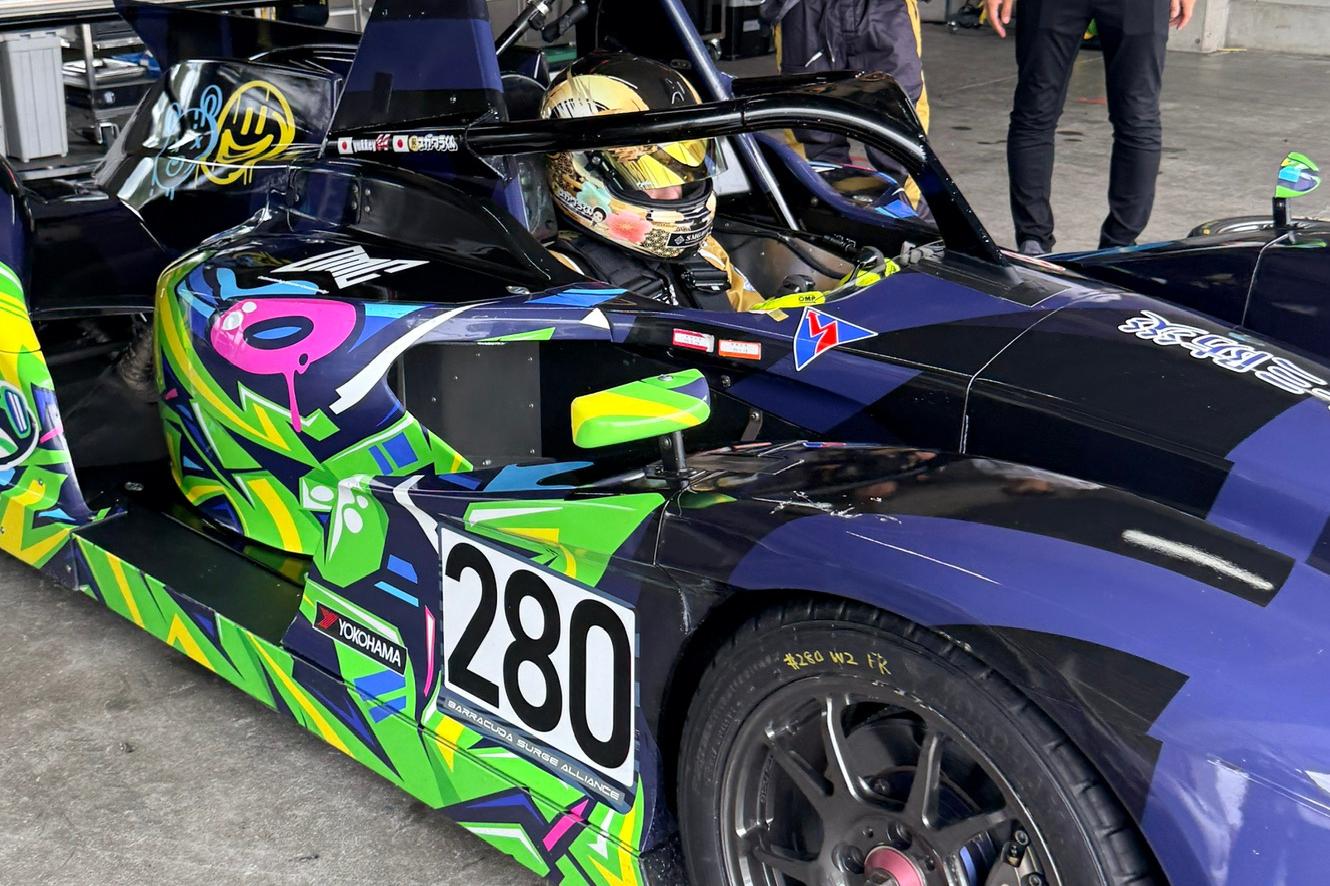 スガワラくんレーシングのサーキット走行シーン